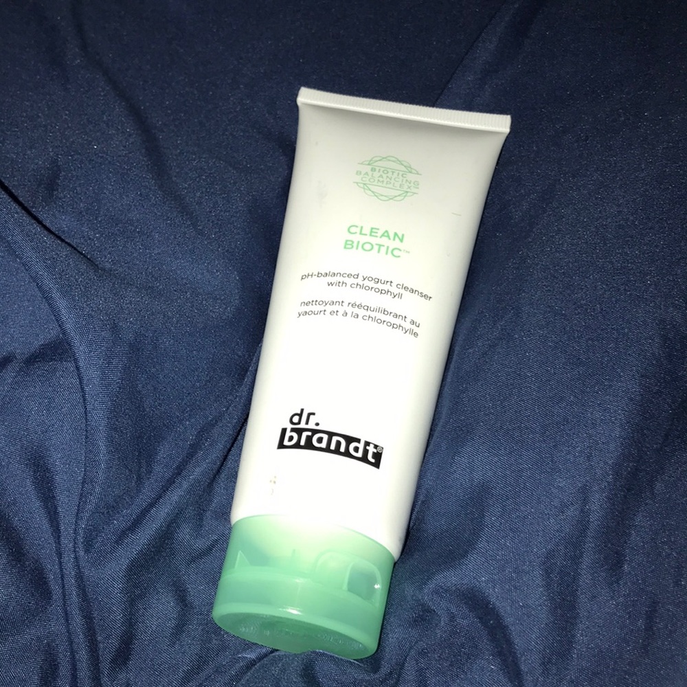 pH balanced yogurt cleanser with chlorophyll